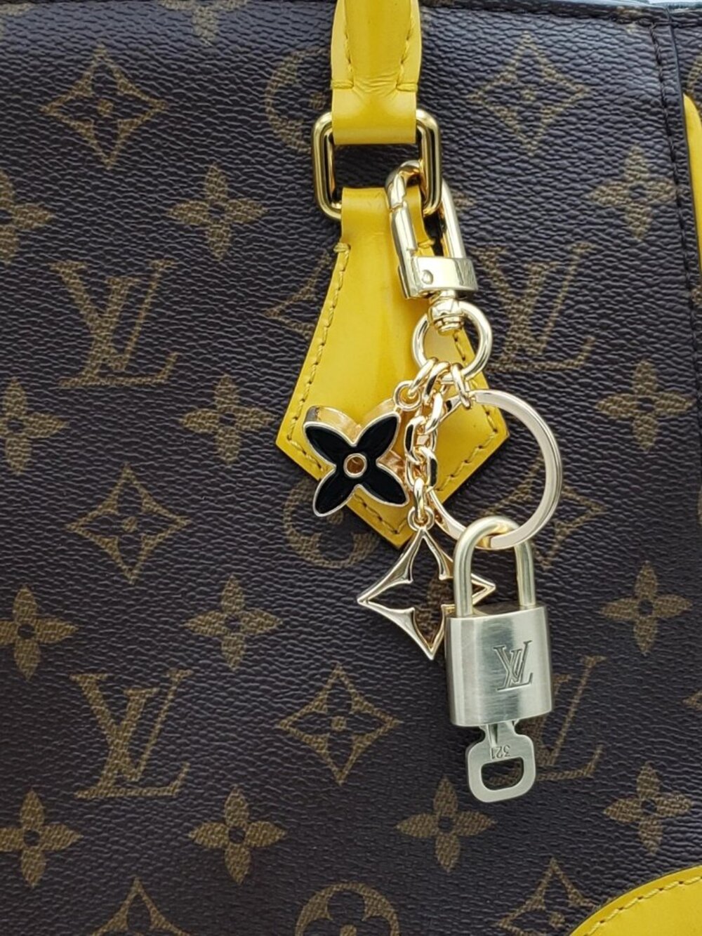 Authentic Louis Vuitton Gold Padlock 🔑 Unbranded Flower Keychain Bag Charm LV - Picture 3 of 11
